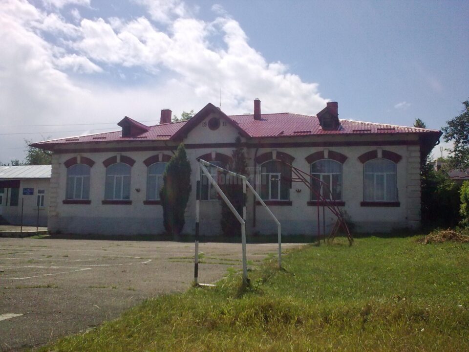 Elev de la Școala Gimnazială Nr. 6 Burdujeni-Sat, pălmuit de un profesor la ora de engleză Elev de la Școala Gimnazială Nr. 6 Burdujeni-Sat, pălmuit de un profesor la ora de engleză