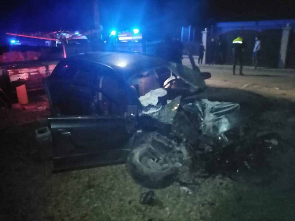 Patru tineri au scăpat ușor după ce mașina condusă cu viteză s-a izbit într-un gard și s-a răsturnat Patru tineri au scăpat ușor după ce mașina condusă cu viteză s-a izbit într-un gard și s-a răsturnat