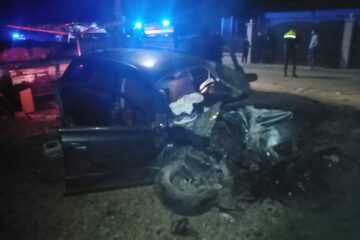 Patru tineri au scăpat ușor după ce mașina condusă cu viteză s-a izbit într-un gard și s-a răsturnat