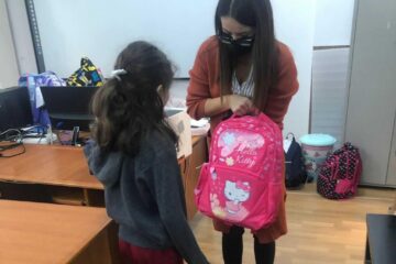 88 de elevi au primit ghiozdane și rechizite din partea voluntarilor Asociației Rădăuțiul Civic