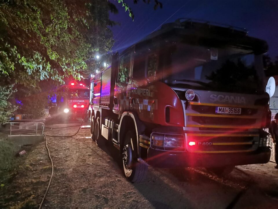Casă afectată de un puternic incendiu provocat intenționat