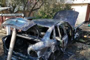 Un autoturism a ars violent în curtea unei case