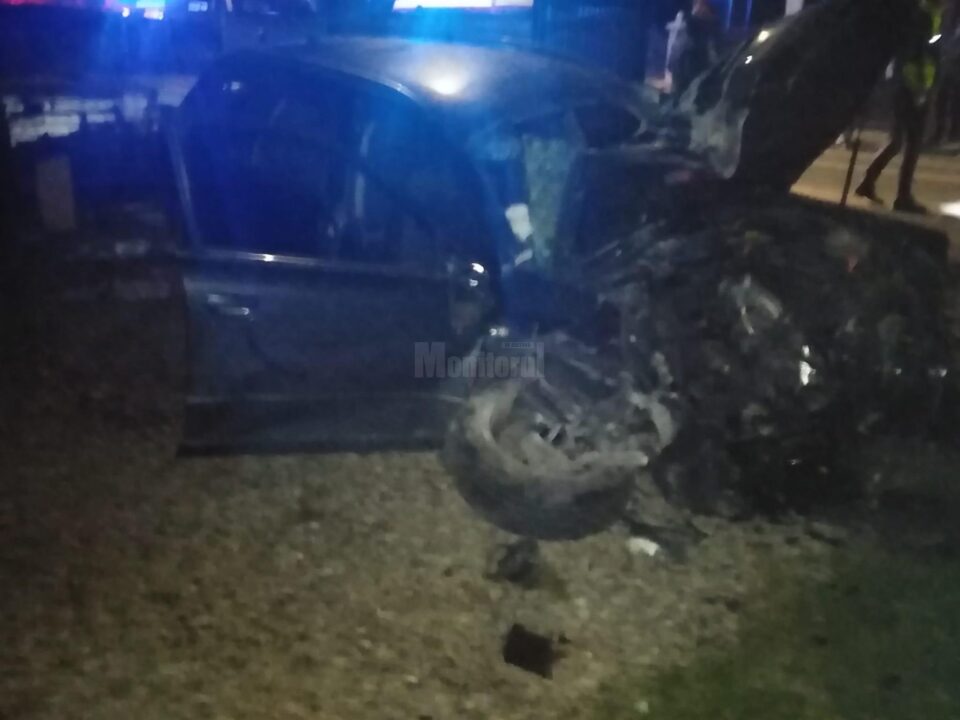 Patru tineri au scăpat ușor după ce mașina condusă cu viteză s-a izbit într-un gard și s-a răsturnat