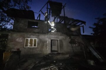Casă afectată de un puternic incendiu provocat intenționat