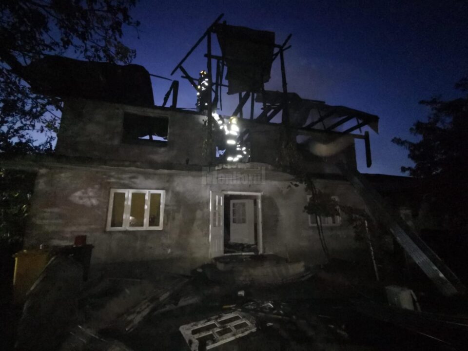Casă afectată de un puternic incendiu provocat intenționat