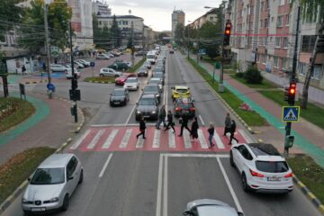 Două treceri de pietoni de pe artera principală au fost desființate, iar cea de la intersecția cu Aleea Trandafirilor este acum semaforizată