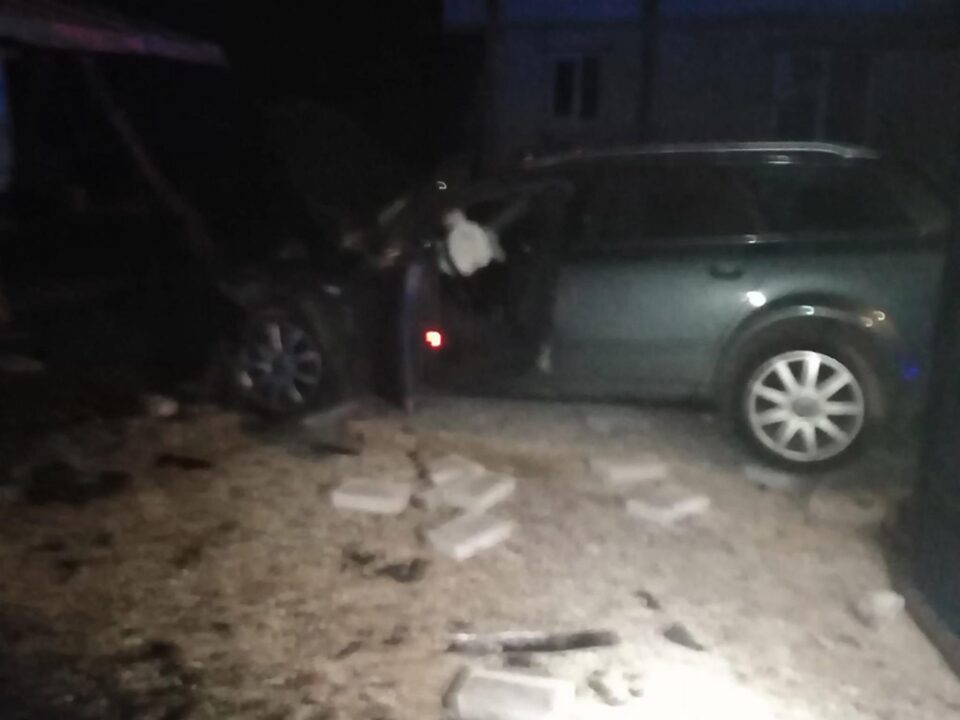 Patru tineri au scăpat ușor după ce mașina condusă cu viteză s-a izbit într-un gard și s-a răsturnat