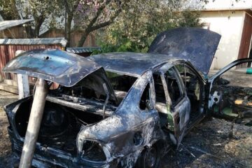 Un autoturism a ars violent în curtea unei case
