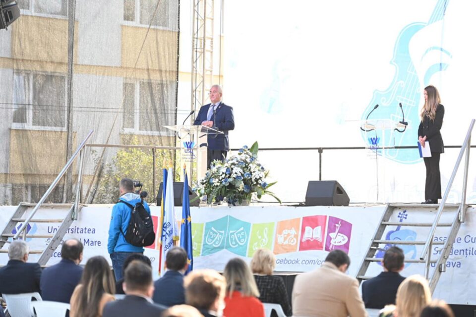 Rectorul și prorectorul USV au primit de la Ion Lungu titlurile de “Cetățean de onoare al Sucevei”, la deschiderea noului an universitar