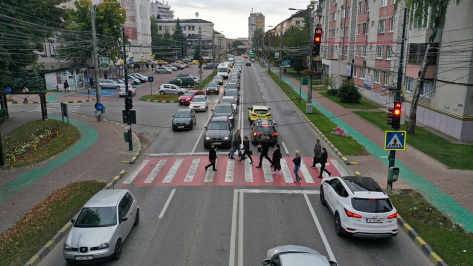 Două treceri de pietoni de pe artera principală au fost desființate, iar cea de la intersecția cu Aleea Trandafirilor este acum semaforizată