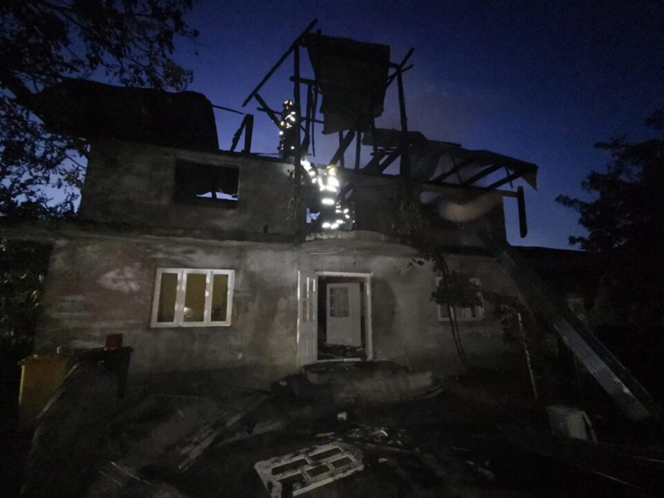 Casă afectată de un puternic incendiu provocat intenționat