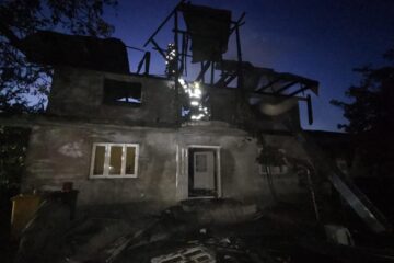 Casă afectată de un puternic incendiu provocat intenționat