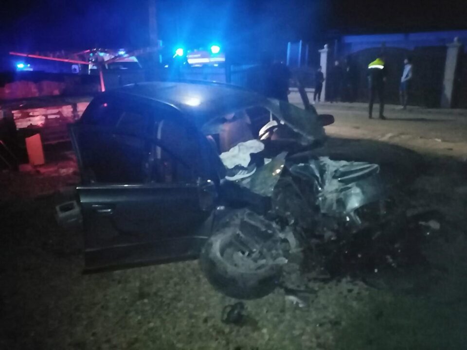 Patru tineri au scăpat ușor după ce mașina condusă cu viteză s-a izbit într-un gard și s-a răsturnat