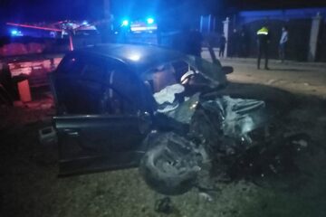 Patru tineri au scăpat ușor după ce mașina condusă cu viteză s-a izbit într-un gard și s-a răsturnat