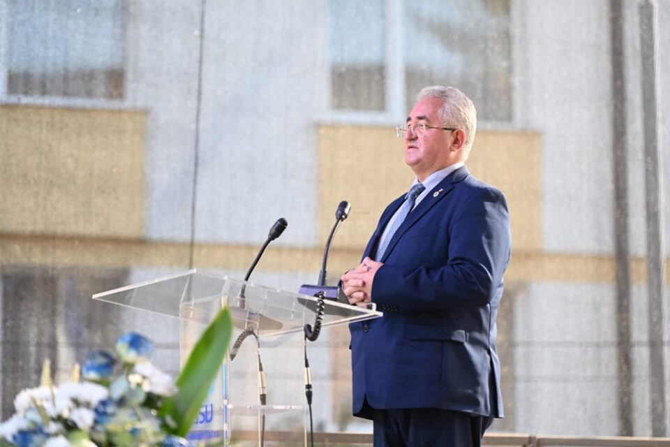 Rectorul și prorectorul USV au primit de la Ion Lungu titlurile de “Cetățean de onoare al Sucevei”, la deschiderea noului an universitar