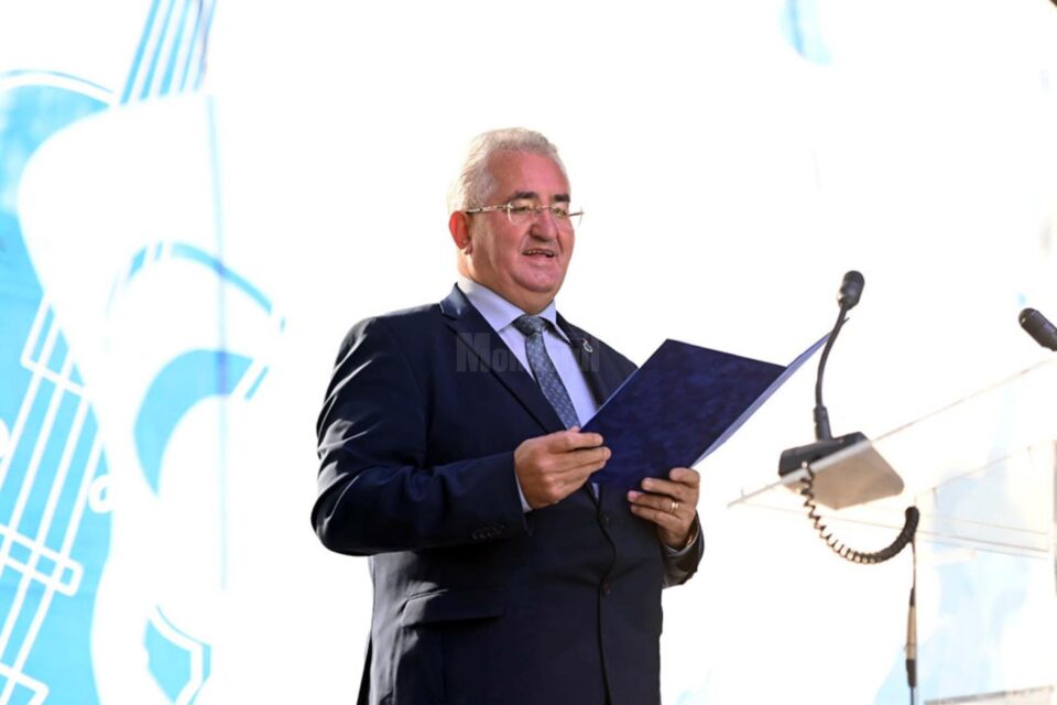 Rectorul și prorectorul USV au primit de la Ion Lungu titlurile de “Cetățean de onoare al Sucevei”, la deschiderea noului an universitar