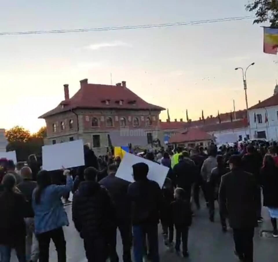 Ample proteste la Radăuți, contra restricțiilor impuse din cauza pandemiei Ample proteste la Radăuți, contra restricțiilor impuse din cauza pandemiei