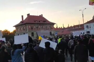 Ample proteste la Radăuți, contra restricțiilor impuse din cauza pandemiei