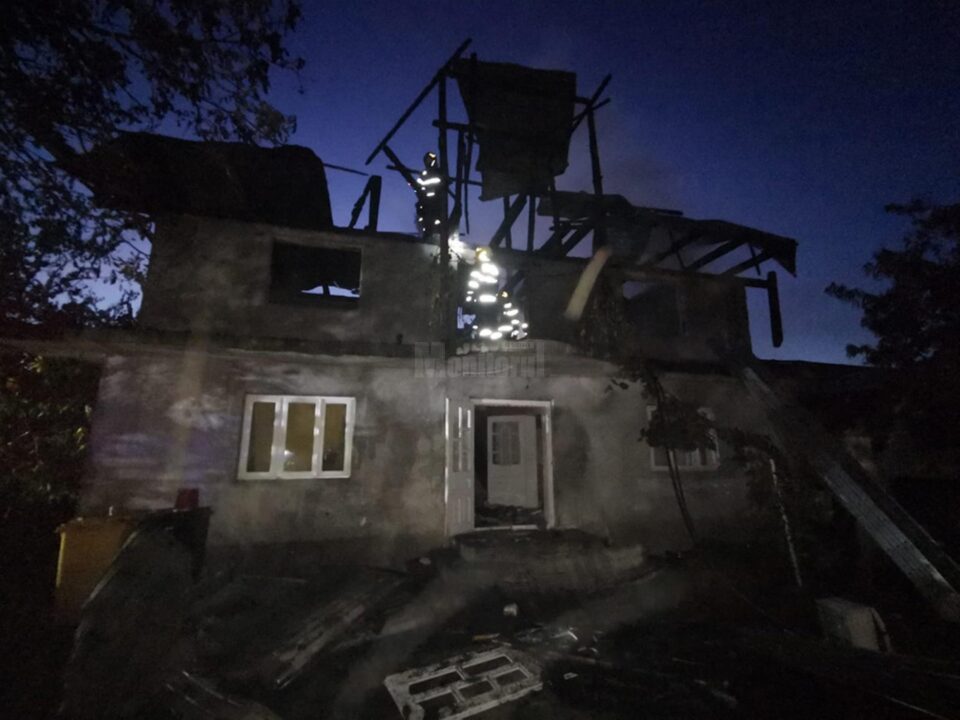 Casa incendiată