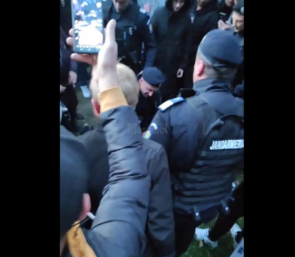 Tânăr afectat de gazul lacrimogen dat de jandarmi într-un moment tensionat din timpul protestelor