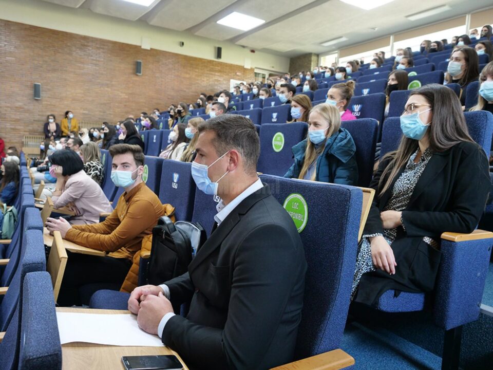 Studenții noii facultăți la festivitatea de deschidere