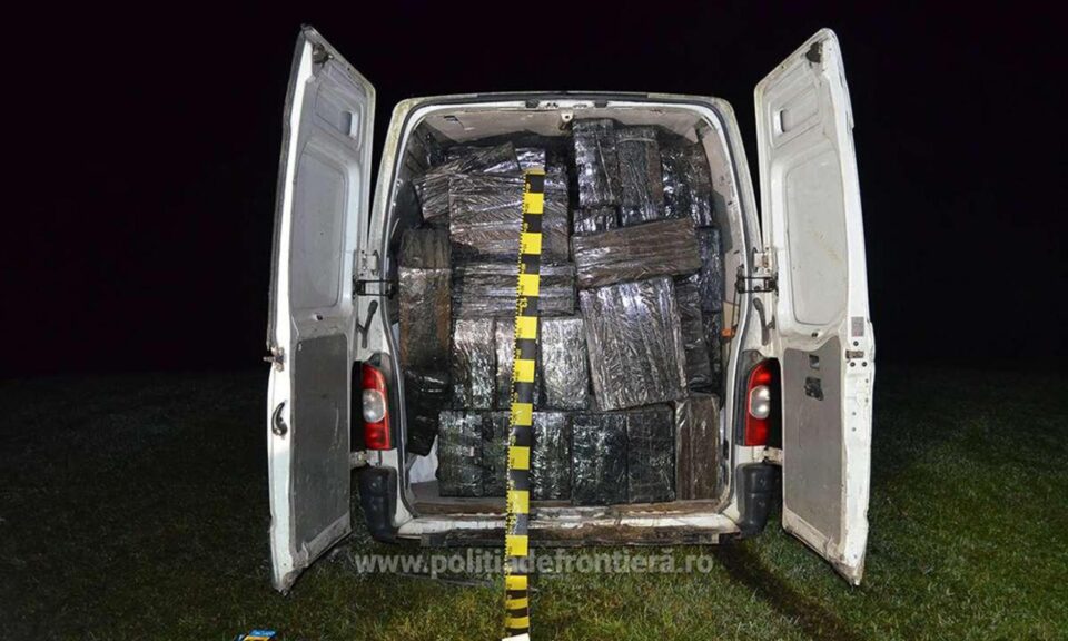 Țigările, evaluate la 935.883 lei, au fost ridicate în vederea confiscării, mașina fiind de asemenea indisponibilizată Țigările, evaluate la 935.883 lei, au fost ridicate în vederea confiscării, mașina fiind de asemenea indisponibilizată