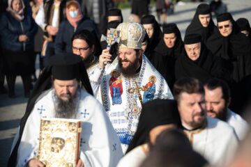 PS Damaschin Dorneanul binecuvântând mulțimea de credincioși Foto Ema Motrescu