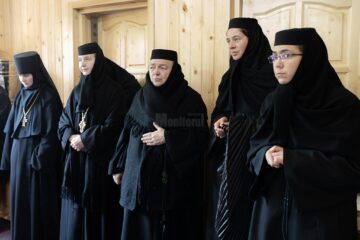 Maica stavrofora Sotiria, a doua din dreapta, intre maicile starete prezente la eveniment Foto Ema Motrescu