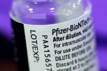 Vaccinul Pfizer expirat la 30 septembrie 2021 se administrează în continuare; valabilitatea s-a prelungit prin decizie administrativă. Foto news.ro