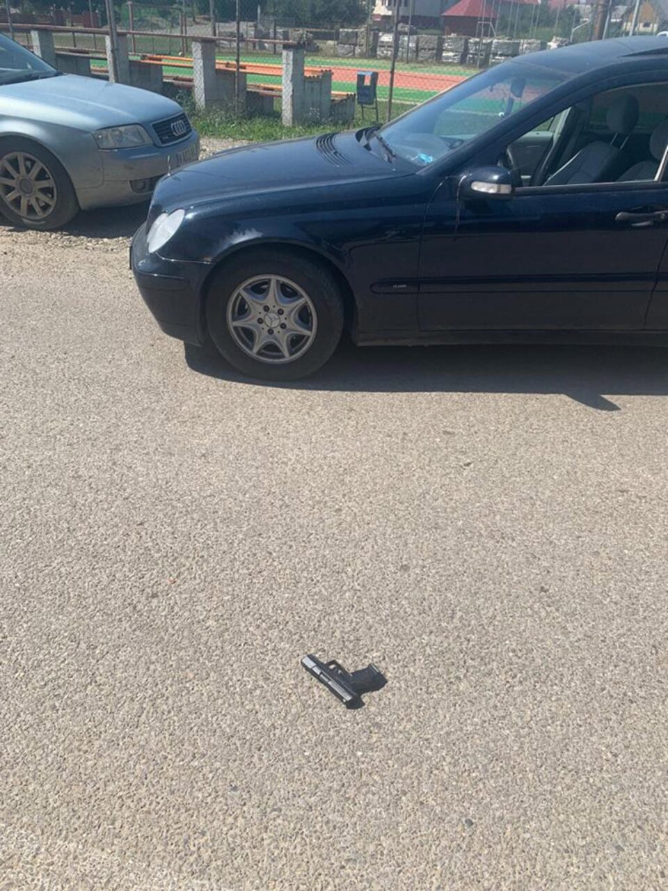 Pistolul căzut pe jos
