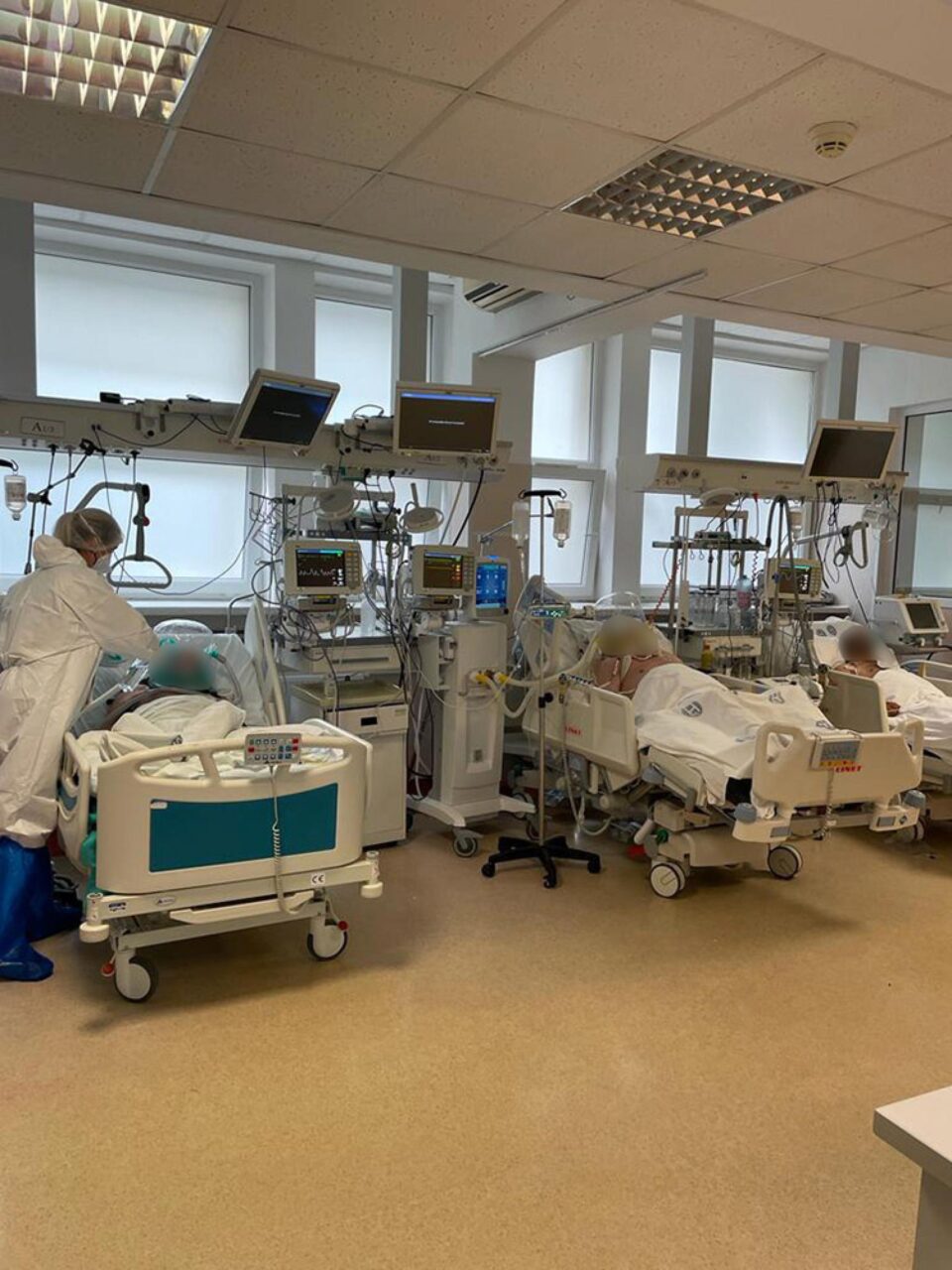 În criză de locuri, pacienții cu forme grave de Covid din ATI, care nu mai sunt contagioși, ar putea fi transferați la ATI non-Covid În criză de locuri, pacienții cu forme grave de Covid din ATI, care nu mai sunt contagioși, ar putea fi transferați la ATI non-Covid