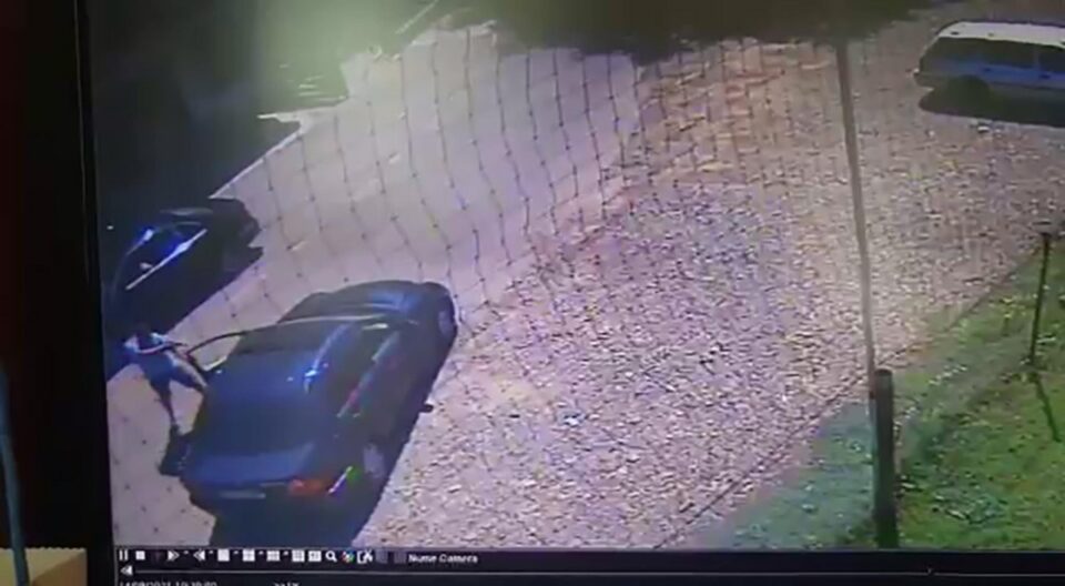 Adrian Țugui vine cu pistolul în mână și trage spre cel de la volan de la mică distanță