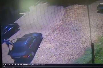Adrian Țugui vine cu pistolul în mână și trage spre cel de la volan de la mică distanță