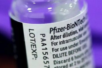 Vaccinul Pfizer expirat la 30 septembrie 2021 se administrează în continuare; valabilitatea s-a prelungit prin decizie administrativă. Foto news.ro