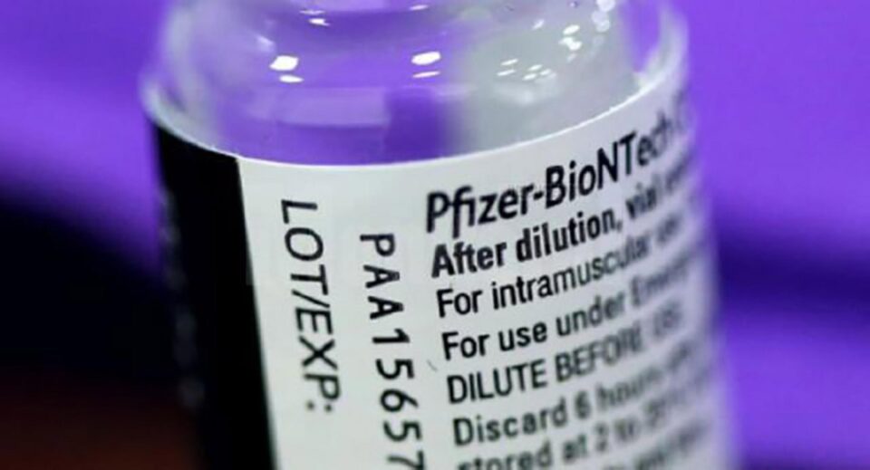 Vaccinul Pfizer expirat la 30 septembrie 2021 se administrează în continuare; valabilitatea s-a prelungit prin decizie administrativă. Foto news.ro Vaccinul Pfizer expirat la 30 septembrie 2021 se administrează în continuare; valabilitatea s-a prelungit prin decizie administrativă. Foto news.ro