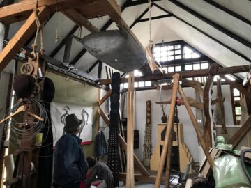 Fermierii de artă s-au reunit pentru workshopul anual de sculptură-arhitectură-agricultură