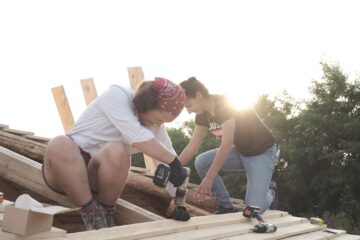 Fermierii de artă s-au reunit pentru workshopul anual de sculptură-arhitectură-agricultură
