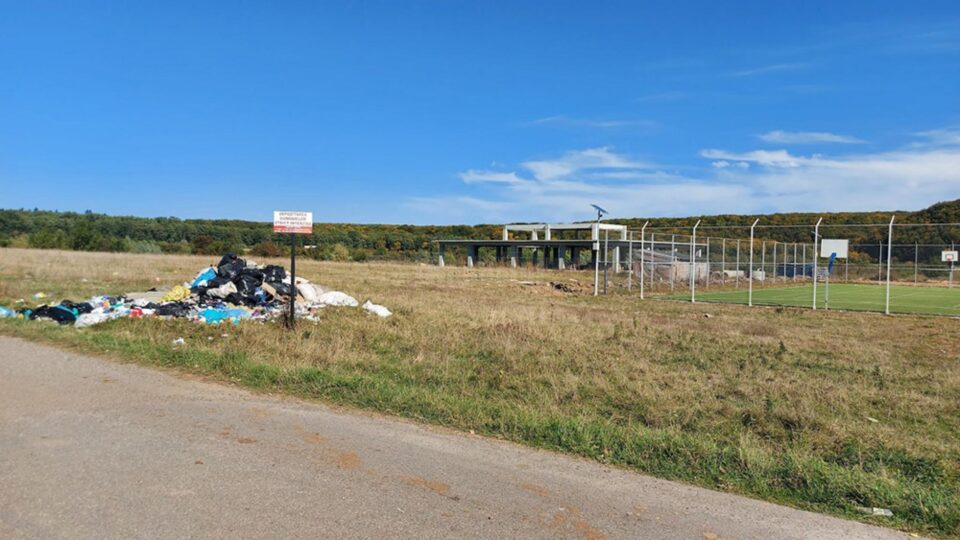 Sute de kilograme de gunoaie, aruncate la Pătrăuți, pe un tăpșan dinspre pădurea unde se află cabana Direcției Silvice Sute de kilograme de gunoaie, aruncate la Pătrăuți, pe un tăpșan dinspre pădurea unde se află cabana Direcției Silvice