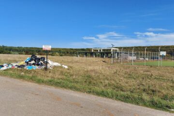 Sute de kilograme de gunoaie, aruncate la Pătrăuți, pe un tăpșan dinspre pădurea unde se află cabana Direcției Silvice