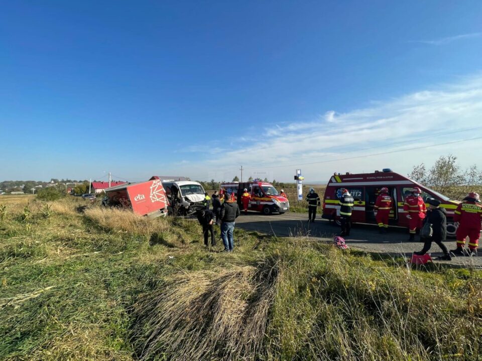 Ciocnire între un camion și un microbuz pe drumul dintre Suceava și Berchișești