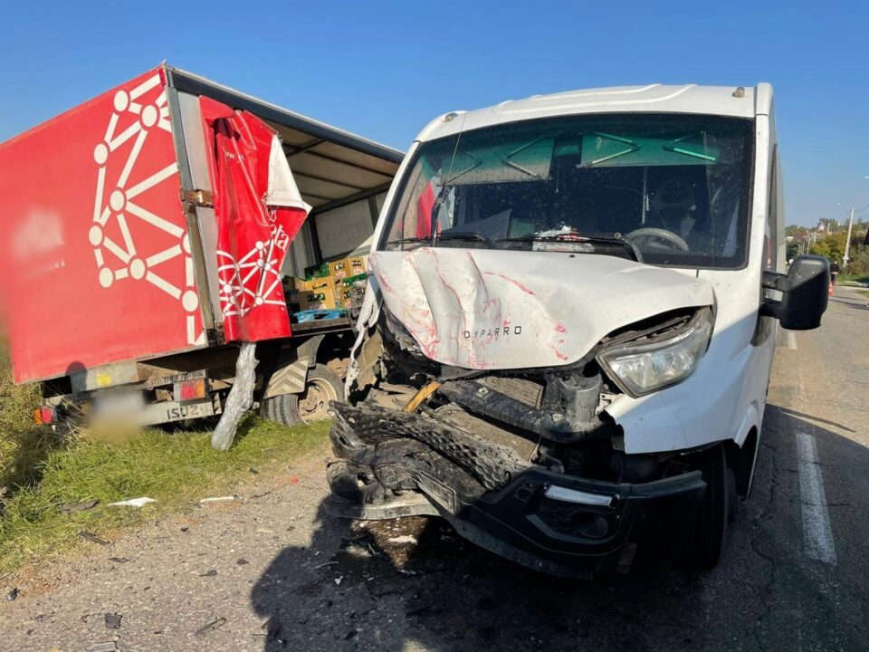 Ciocnire între un camion și un microbuz pe drumul dintre Suceava și Berchișești