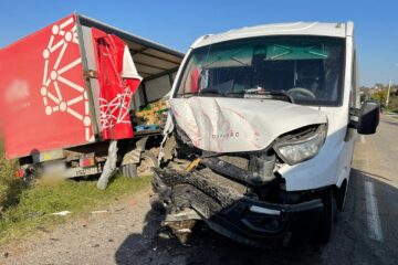 Ciocnire între un camion și un microbuz pe drumul dintre Suceava și Berchișești