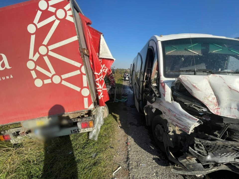 Ciocnire între un camion și un microbuz pe drumul dintre Suceava și Berchișești