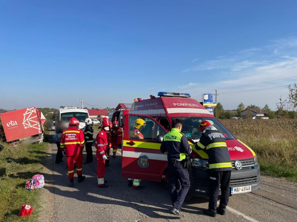 Ciocnire între un camion și un microbuz pe drumul dintre Suceava și Berchișești