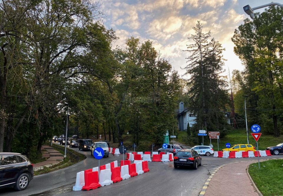 Noul sens giratoriu, amenajat pe str. Mitropoliei, la intersecția cu str. Parcului și str. Brădetului Noul sens giratoriu, amenajat pe str. Mitropoliei, la intersecția cu str. Parcului și str. Brădetului