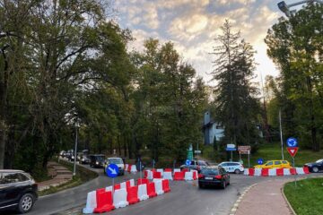 Noul sens giratoriu, amenajat pe str. Mitropoliei, la intersecția cu str. Parcului și str. Brădetului