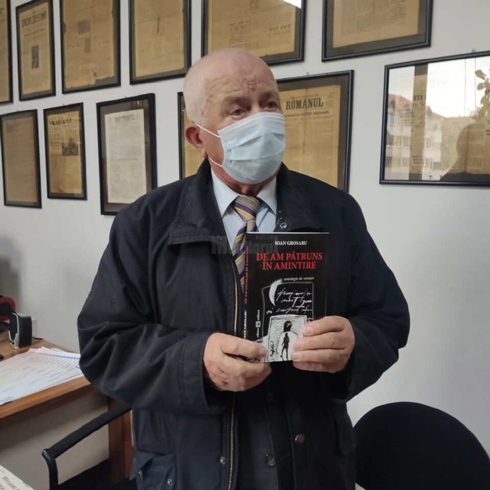 Onorabilul octogenar ne-a făcut cadou, cartea ”De am pătruns în amintire”, antologie de versuri scrise de Ioan Grosaru, eroul de la Păiseni