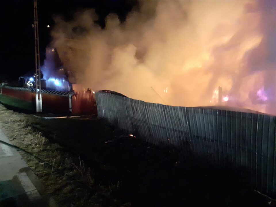 Două femei au ajuns la spital după un incendiu izbucnit în plină noapte