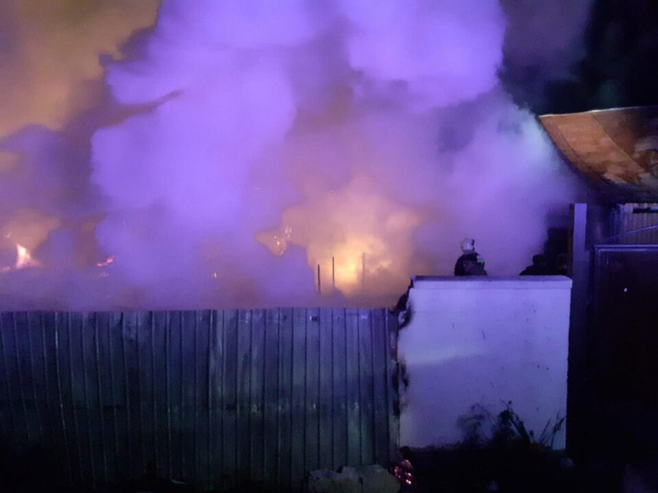 Două femei au ajuns la spital după un incendiu izbucnit în plină noapte