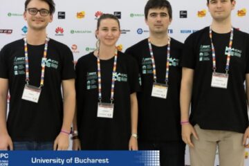 Suceveanul Lucian Bicsi (primul din stânga) a câștigat, împreună cu alți doi studenți, medalia cu argint la Concursul Internațional de Informatică